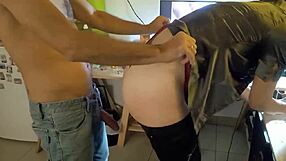 Јебање у спандексу са белом МИЛФ у сатенским гаћицама у догги стилу POV