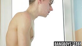 İki azgın twink sert çıplak banyo aksiyonu