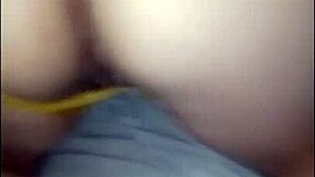 Latinská milfka v žltých tangách sa ohýba na psíka