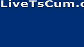 Travesti se branle et jouit avec un désir si intense !