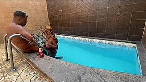 peguei a piranha na piscina e ela tava toda gostosa