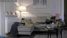 Sexy kočka ukazuje kundičku a kozy v kuchyni na castingu