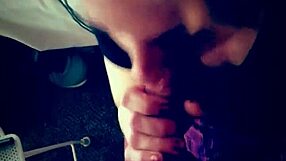 cuando el marido se va, madrastra caliente chupa la polla del hijastro hasta que se corre en su cara