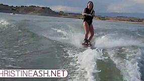 性感大奶熟女户外水上滑雪