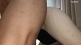 Wow, volledige doggystyle roleplay met lulsleeve diep in strakke kut! 😍