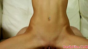 Babe en bikini commence par une pipe avant une action de groupe sauvage