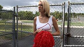 Ξανθιά cheerleader την παίρνει σκληρά! Τι χύσιμο μέσα, ρε!