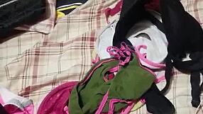 Eşcinsel arkadaşlar evde külotla takılıyor