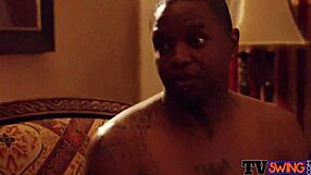 Schoko-Frau taucht in heißes Vorspiel mit другой Tussi bei Swinger-Action ein