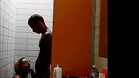 偷拍到继母屁股被大屌猛插