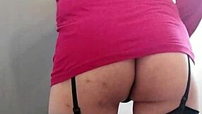 Travesti gode cavalcando dildo spesso selvaggiamente