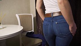 핫 베이비가 완벽한 18+ 틴 엉덩이 스판덱스 레깅스와 청바지로 유혹해