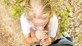 Gift MILF henger etter turgruppen for knulling på skogssti