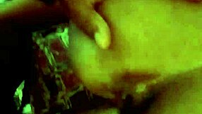 아이시 캔디가 도기스타일로 구부리고, 그녀의 작은 18+ 에보니 몸매가 큰 블랙 자지 받는 거