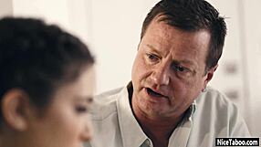 Micuta 18+ Jane Wilde futută de tatăl vitreg și mama vitregă blondă