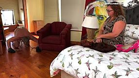 Dominatrix gospodarica April priveže sužnjo Nanny za hardcore strapon akcijo!