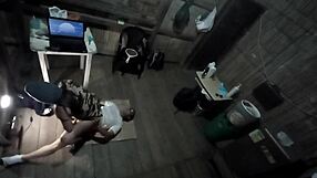 Mi hermanastra militar llega a casa a pasar sus vacaciones vino muy caliente despues de varios meses sin tener hombre y nos pusimos a follar en el piso