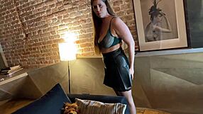 Époustouflante brune ménagère aux gros seins accueille le livreur de pizza pour le taquiner