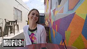 Pegação pública - Jill Kassidy - Gatinha do café precisa de grana pra garganta profunda no banheiro