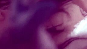 젊은 일본 여자 숨겨진 카메라에서 털보 보지 문지르다