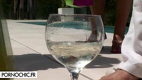 ثلاثي ساخن في إيبيزا مع فتيات سمراء ينحنين للجنس الشرجي