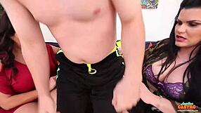 커브 소피아 로즈와 안젤리나 카스트로가 뜨거운 쓰리섬에서 세게 박아