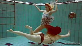 Diese heißen Chicks sind nackt am Pool, so sexy! 😍