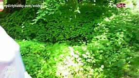 Blond tysk milf får udendørs creampie offentligt