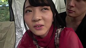 ワオ、アジアのティーンに大量中出し！細い体が触れるたびに震える！