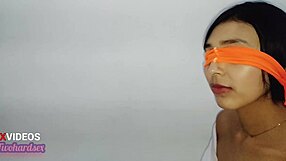 Wykiwałem moją przyrodnią siostrę w grze smakowej, kończąc fiutem w jej ustach. Sperma rozpryskana po jej twarzy!