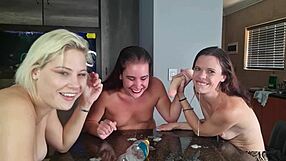 Het blond tynn milf og jeg røyker, kveles på dildo og leker flaskespinn