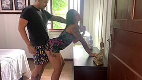 Cretina safada rebolando no pau anal