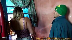 Prima travesti rubia mamada en favela brasileña estilo europeo