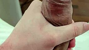 嘿，邻居，想吸我的大屌吗？我已经硬爆了