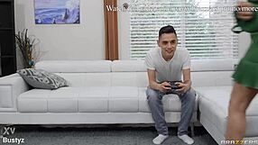 Neverjeten dan mater! Katie Morgan in Alexis Fawx v divjem 3some