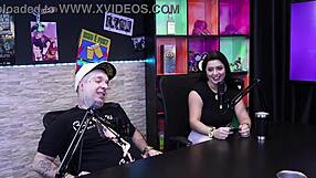 Bruna Carlos 和 Matheus Caetano 看着女友在汽车旅馆。换妻派对后十人加入。