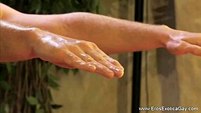 Глубокий анальный массаж переходит в дикие исследования для зрелой гей-пары. Это сыро и интенсивно.