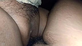 Åååååååååå! Kan du håndtere denne hårete fitta som blir hamret hardt i natt?