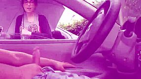 Niche Parade - Флашинг в дъждовен ден на брюнетка с очила