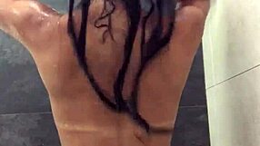 若いアジア娘がシャワーで剃毛マンコを挑発するの見たことある？