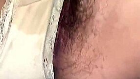 濡れた毛深い熟女メアリーの汚れたパンティがエロい