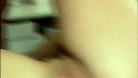 Врућа секретарица се упушта у дивљу винтаге групњак сцену