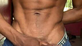 筋肉質のツインクが午後にクローズアップオナニー
