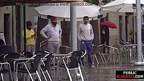 Kijk naar deze slet vernederd op openbare straten