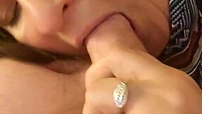 Стейша вкалывает, сосёт член на обеденном перерыве!