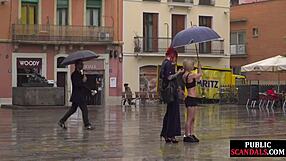 Schau dir diese Schlampe an, wie sie öffentlich auf der Straße gedemütigt wird