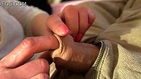 Esiliinan leikki löysällä kyrvällä joka kovettuu naapurissa