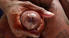 Hej, spoznaj moju obľúbenú pornohviezdu Hallelujah Johnson v akcii! Má kopu tetovaní a svalov.