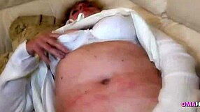 Lesbische oma lovers ontdekken wilde pret met speeltjes in stomende slaapkamer