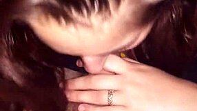 Stupenda brunetta diciottenne succhia un cazzo enorme